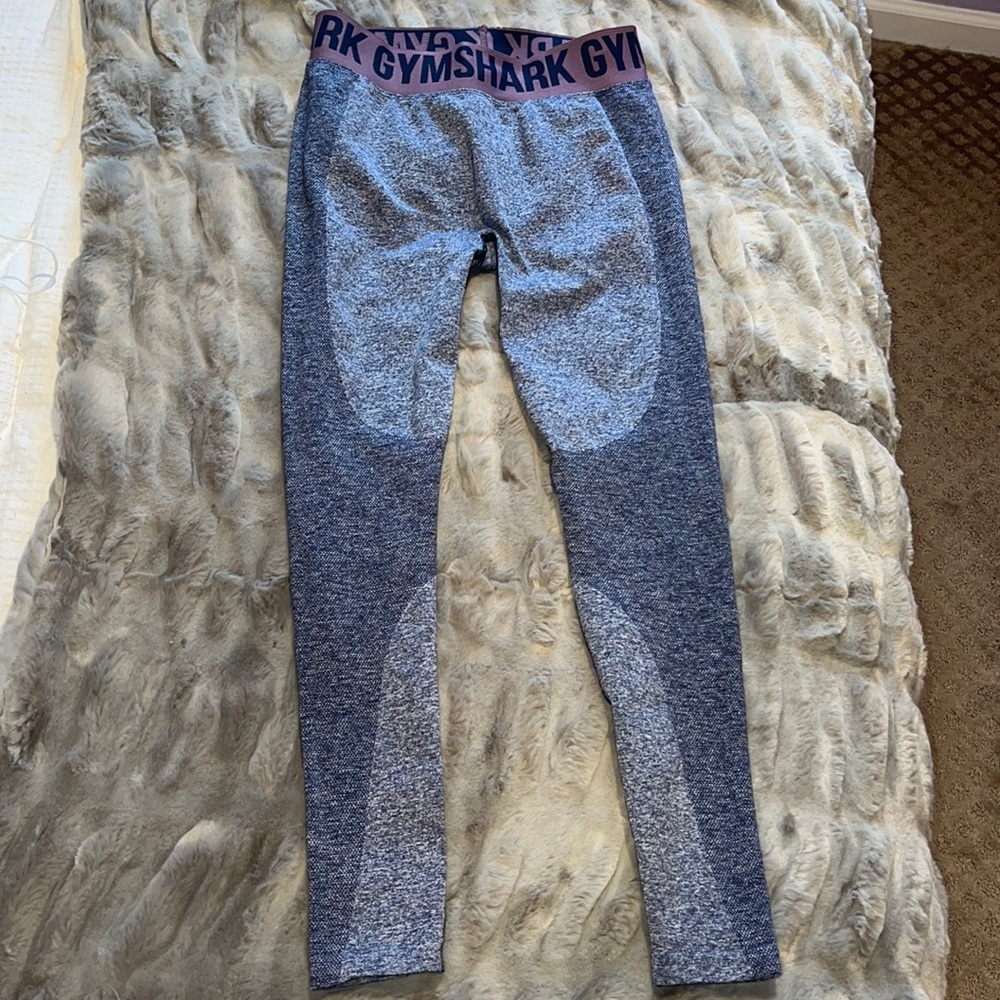 Gym shark leggings